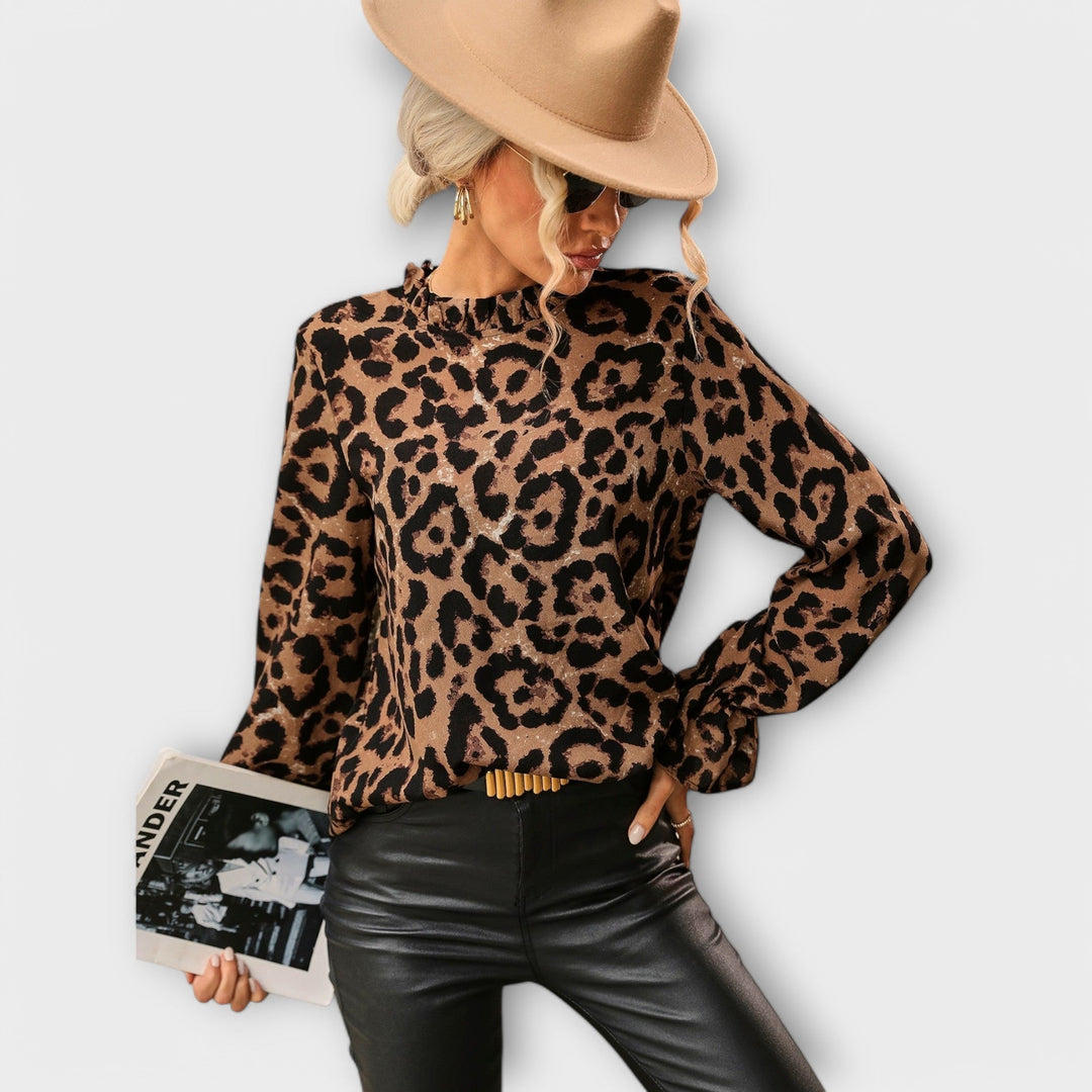 Gitte – Leopardbluse med plisseret krave