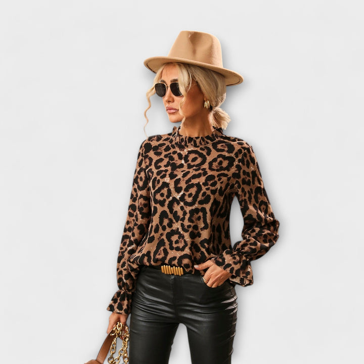 Gitte – Leopardbluse med plisseret krave