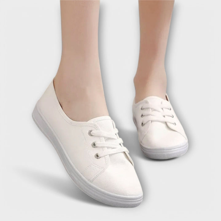 Camilla – Klassiske damesneakers med snørebånd
