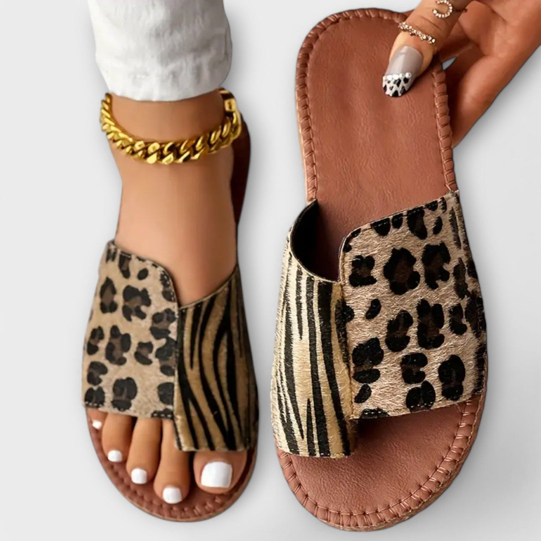 Trendy tofarvede slip-ins med leopardmønster
