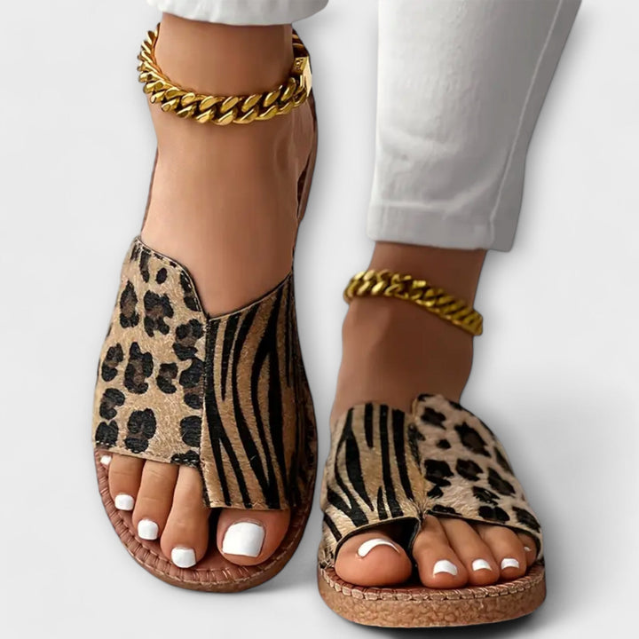Trendy tofarvede slip-ins med leopardmønster