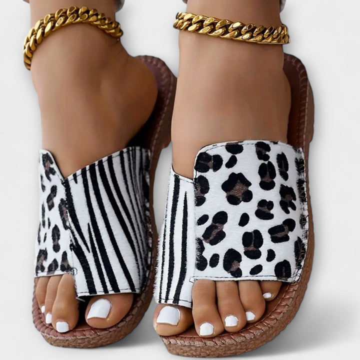 Trendy tofarvede slip-ins med leopardmønster