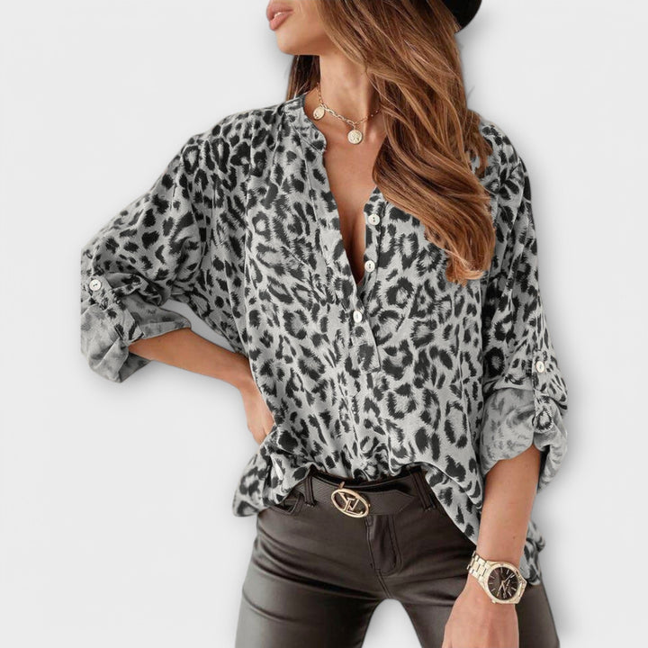 Moderigtig bluse med leopardmønster