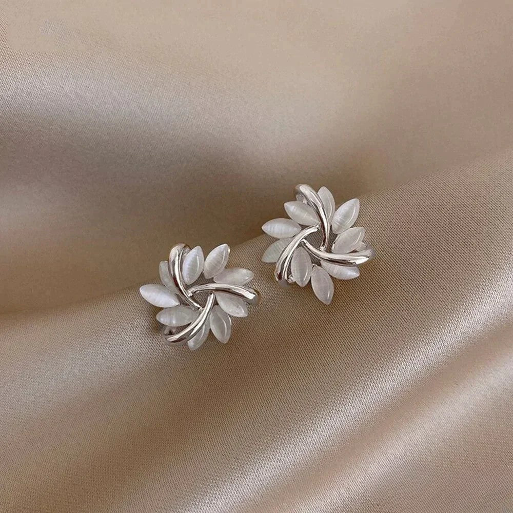 Elegante guldøreringe med eksklusive opalblomst-motiver