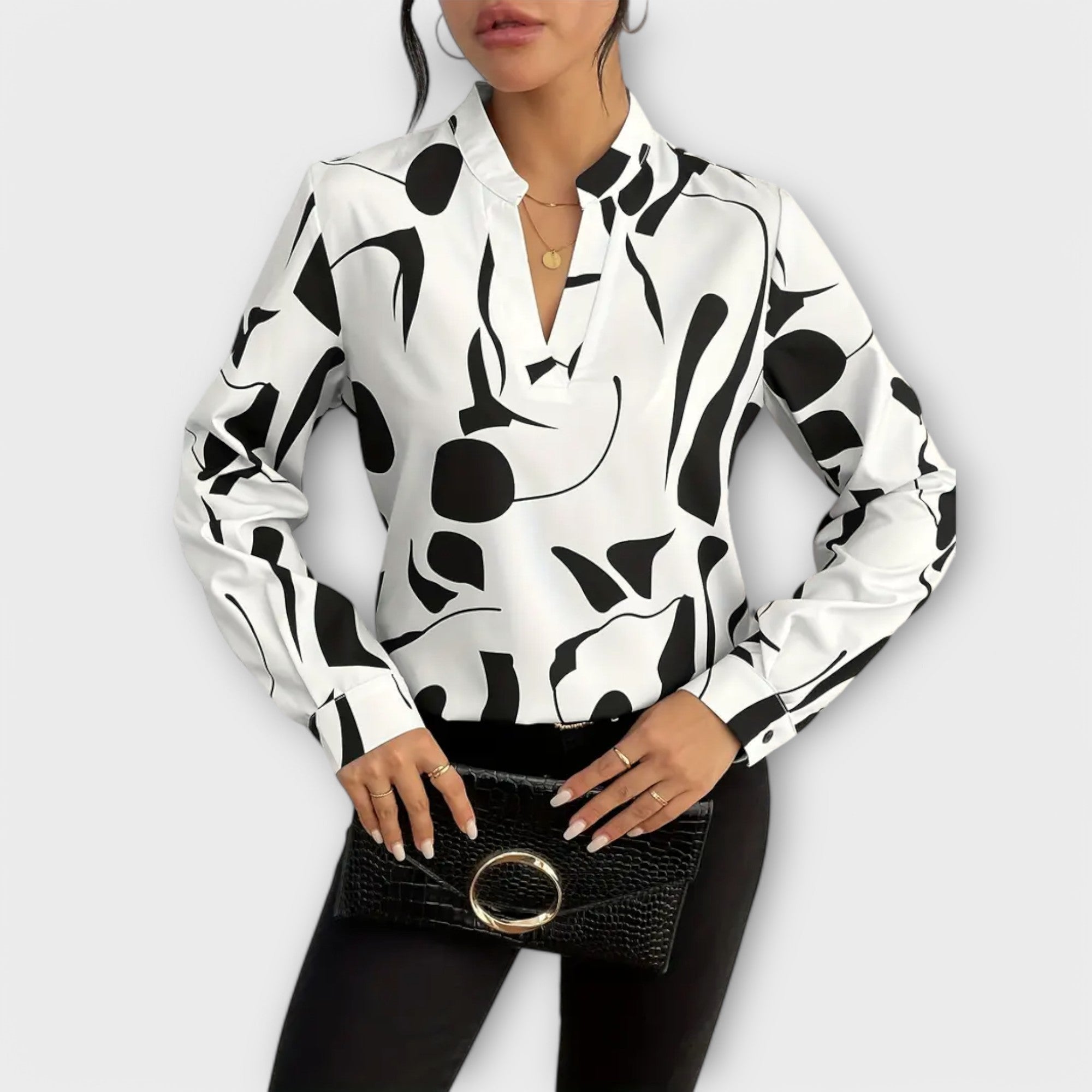 Elegant langærmet bluse med spids halsudskæring